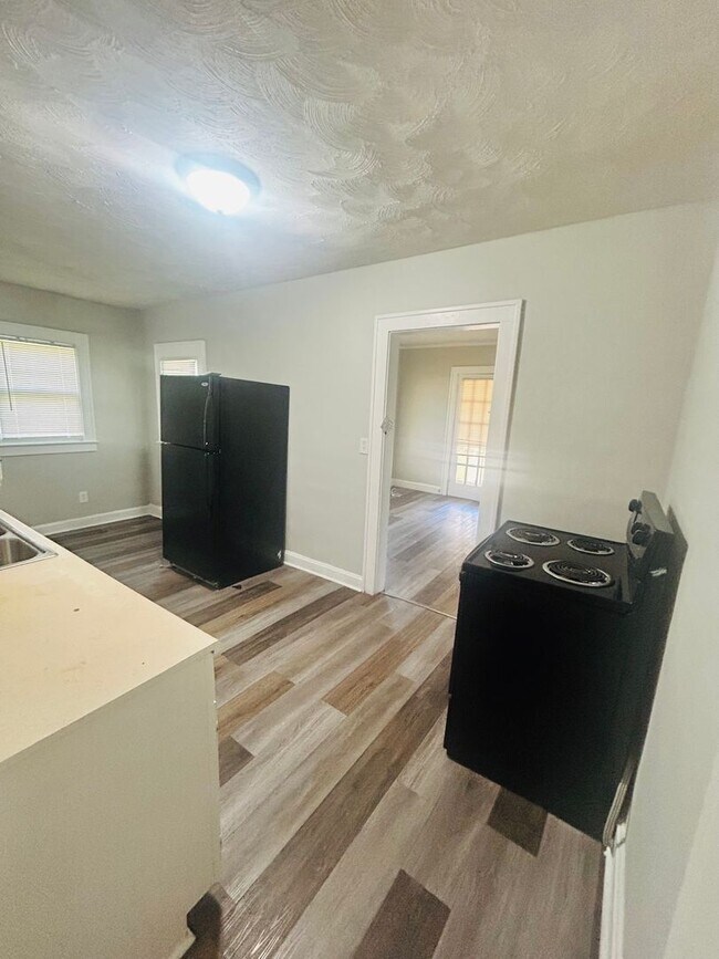 Building Photo - 3 BEDROOM HOME AVAILABLE IMMEDIATELY!