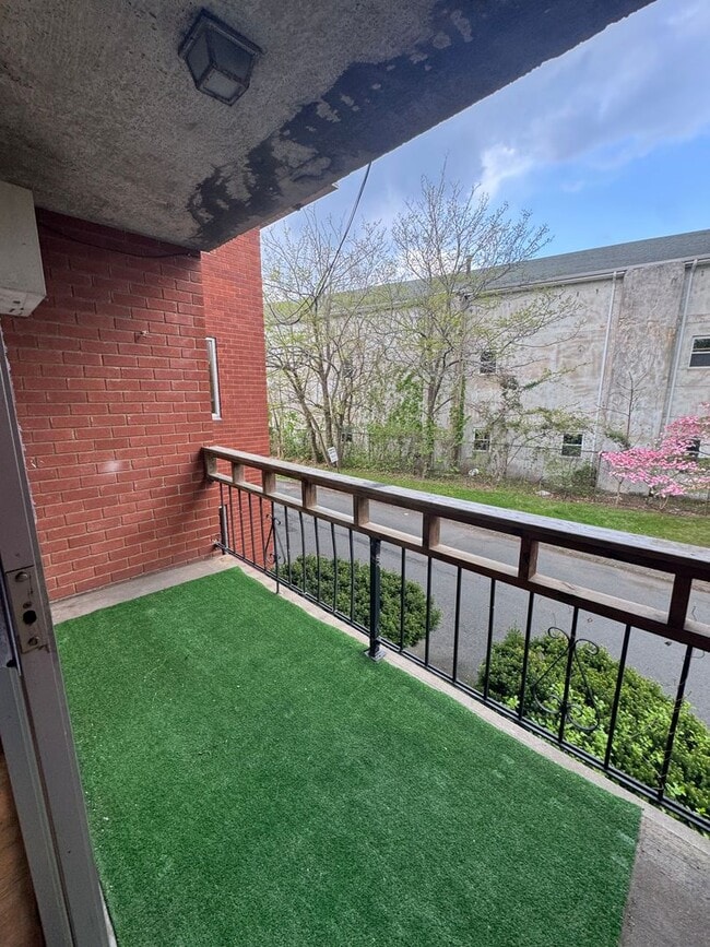 Building Photo - 490 Burritt St