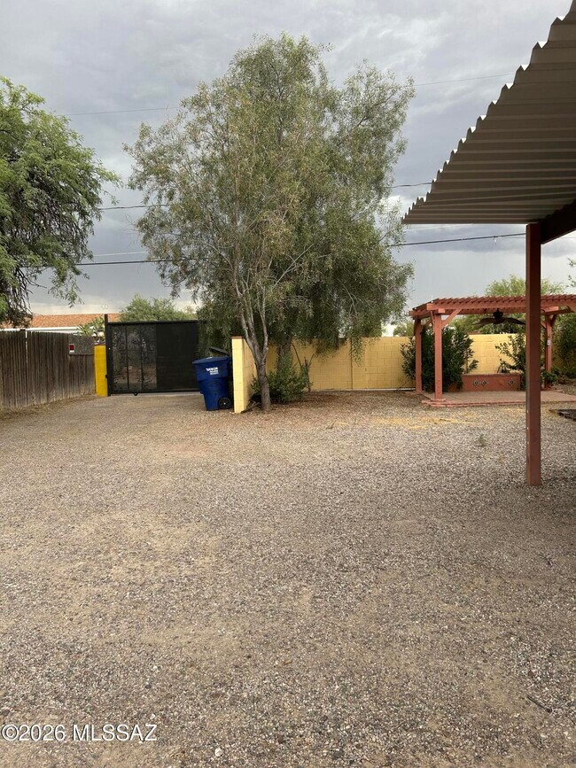 Foto del edificio - 532 W Simmons Rd