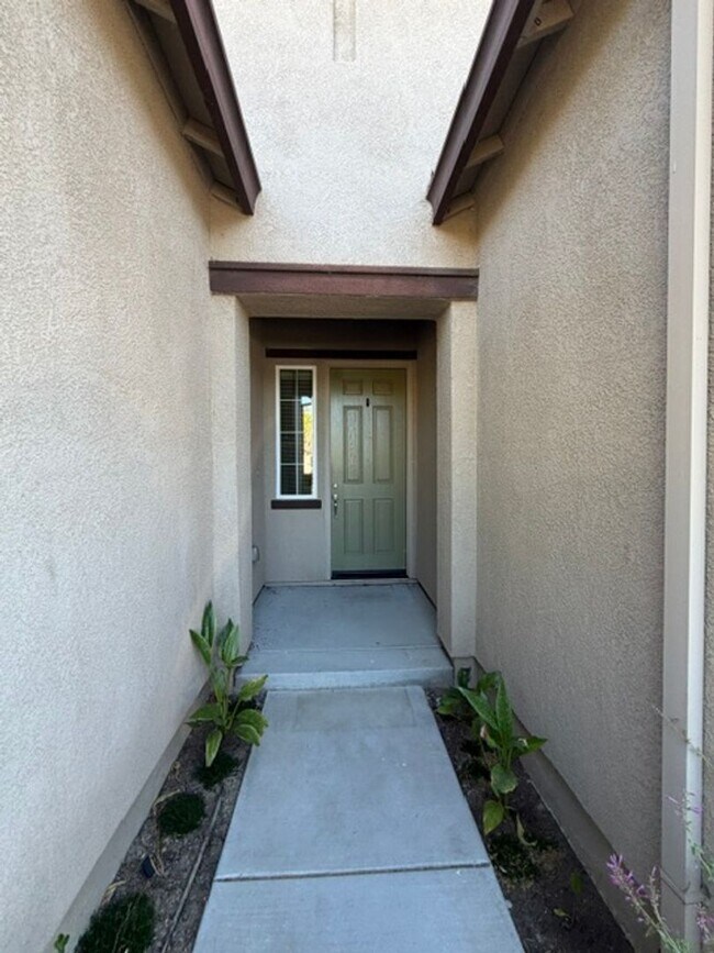 Building Photo - Beautiful 3 Bedroom and 2 Bathroom Home in Natomas $2,995.00