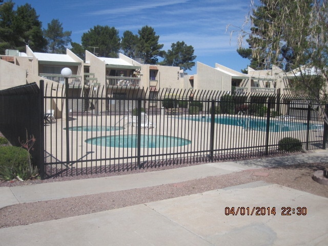 Foto del edificio - Langley Gardens Condo