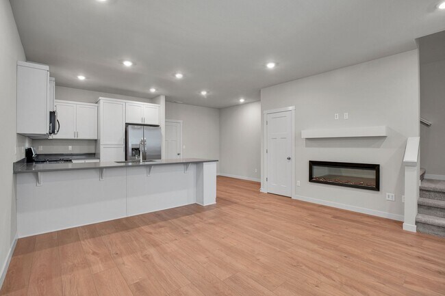 Building Photo - MODERN TIGARD TOWNHOME | ATTACHED 2-CAR GARAGE | FIREPLACE | PRIME LOCATION