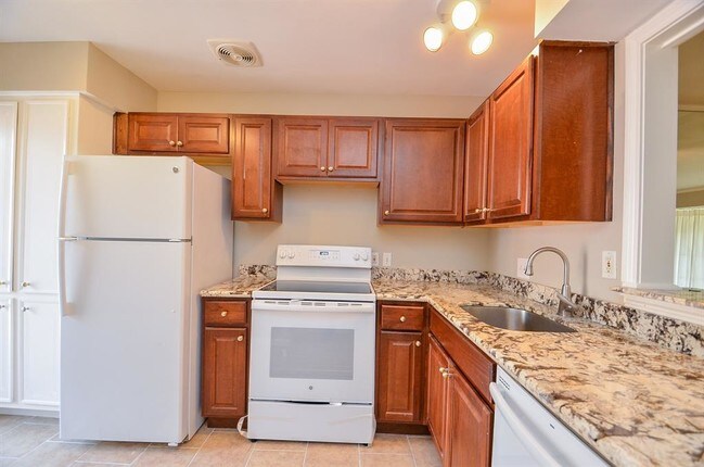 Building Photo - 2727 Briarhurst Dr