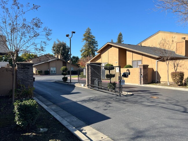 Building Photo - Two-bedroom condo in east Modesto!