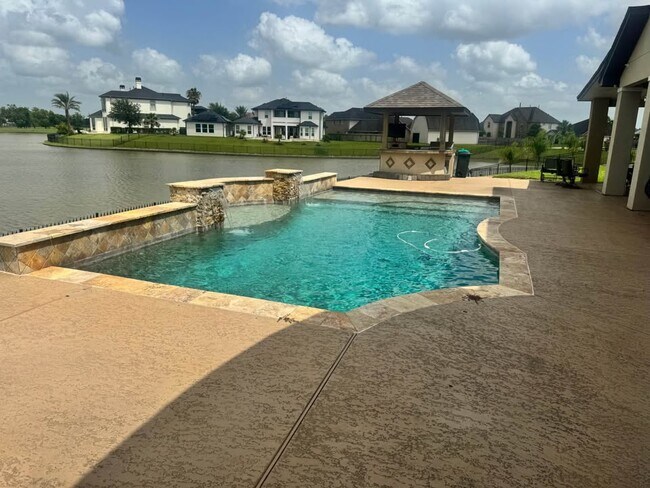 Building Photo - 8 Cypress Point Ct