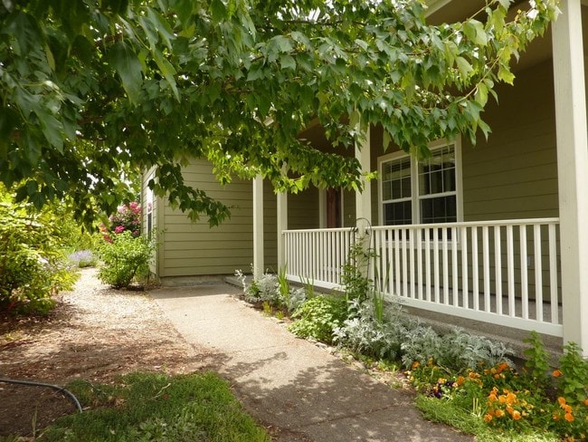Building Photo - Central Point 3-bedroom Home
