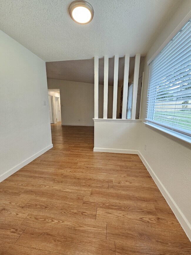 Foto del edificio - Charming 4-Bedroom Retreat with Cozy Fireplace in Vibrant Austin Neighborhood!