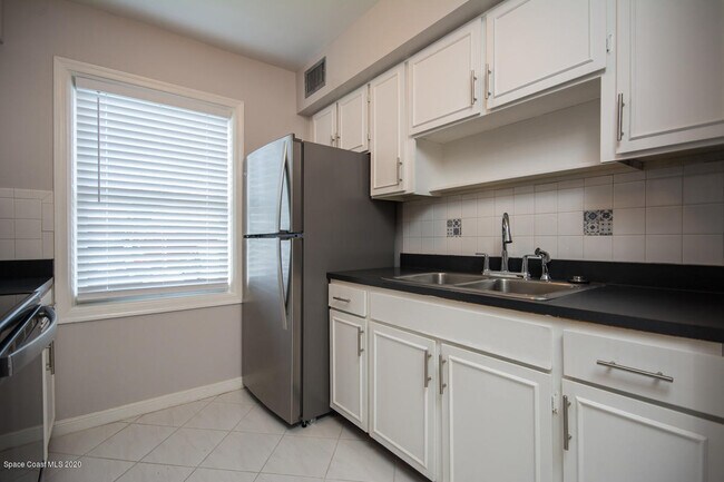 Building Photo - 923 N Colonial Ct