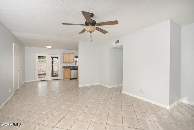 Building Photo - 2806 S Cottonwood Dr