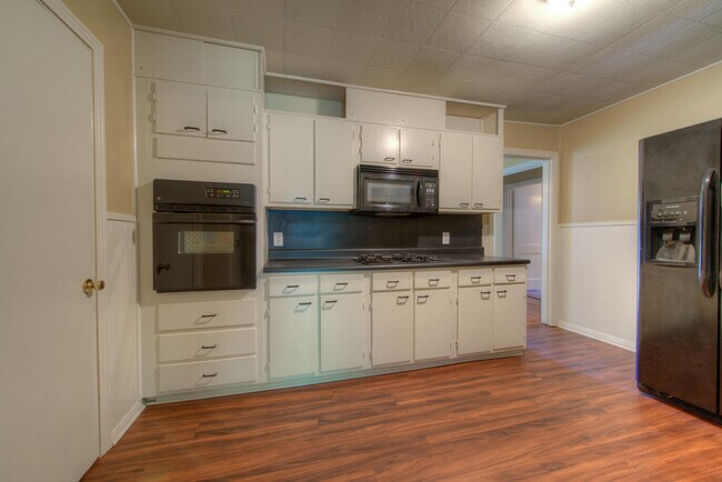 Foto del edificio - UT PRE-LEASE: 4 bed/2 bath North Campus ho...