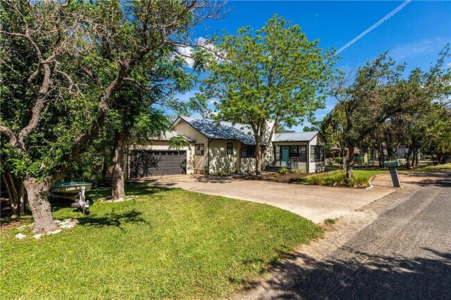 Building Photo - 1007 Presa Arriba Rd