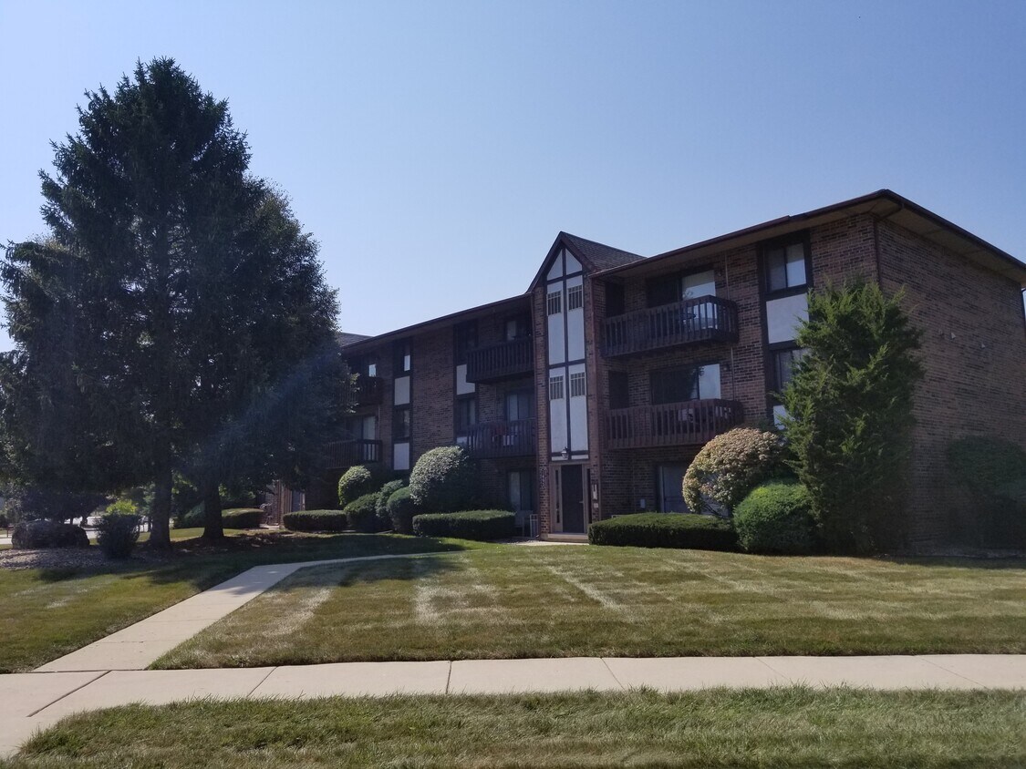 1493 Ct Unit 202, Naperville, IL