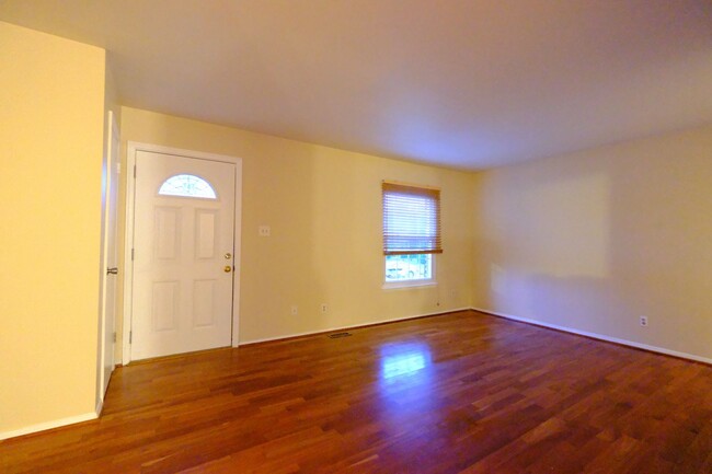 Building Photo - Lovely 3 BR/2 BA Townhome in Pasadena!