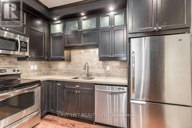 Building Photo - 393 King St W