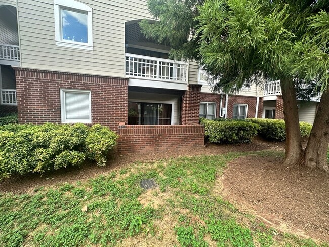 Building Photo - Adorable 2 Bedroom Condo!