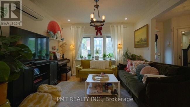 Building Photo - 581 Soudan Ave
