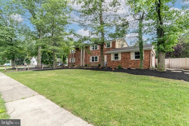 Foto del edificio - 1800 Lark Ln