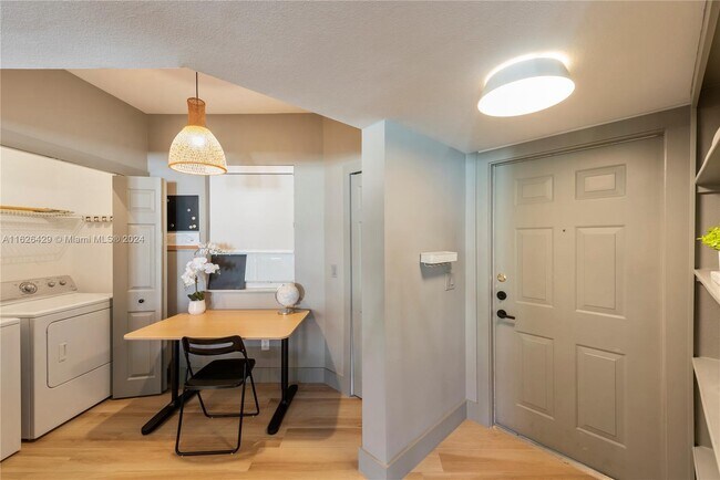 Foto del edificio - 3145 NE 184th St