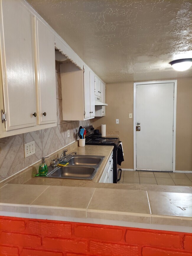 Kitchen - 7626 Wovenwood Ln