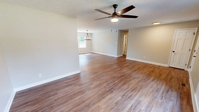 Foto del edificio - Remodeled 3 Bedroom Ranch with Fenced Backyard in Convenient Location