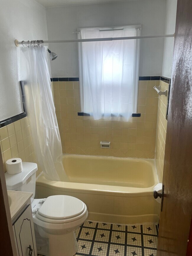 Bathroom - 6219 Eichelberger St