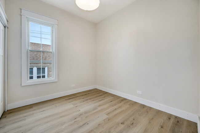 Bedroom - 1621 W Balmoral Ave