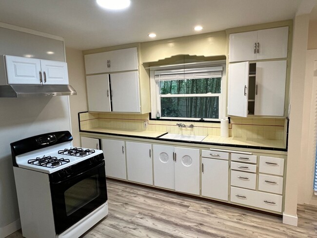 Foto del edificio - 2-Bedroom Crockett Lower Duplex Unit Avail...