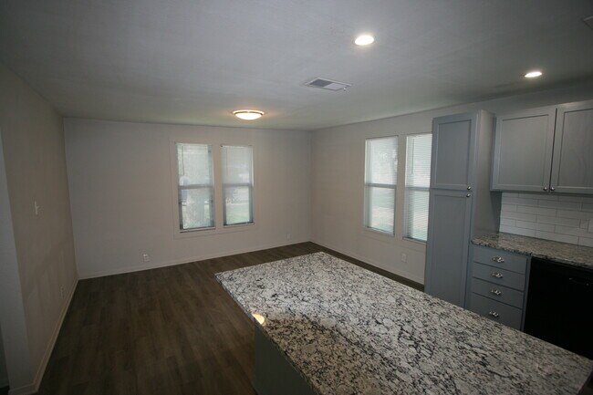 Comedor - 2211 Bridge St