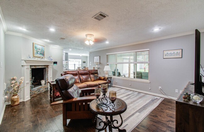 Building Photo - 9818 Emnora Ln