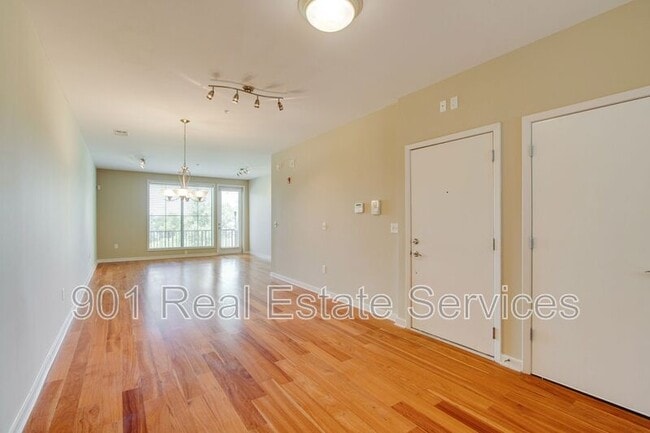 Building Photo - 380 Island Dr