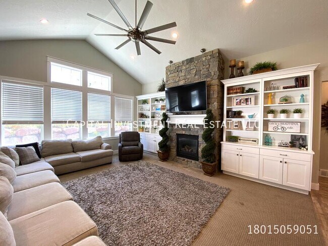 Building Photo - 224 E Pace Ln