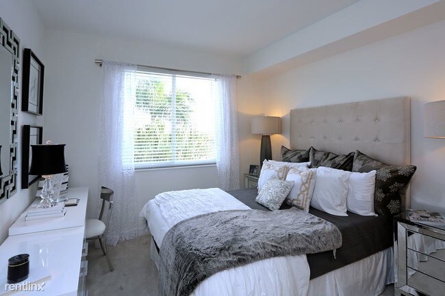 Foto del edificio - 13940 Pines Blvd