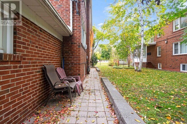 Photo du bâtiment - 4617 Dundas St W