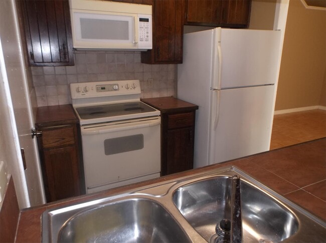 Building Photo - 5 Crestwood Cir