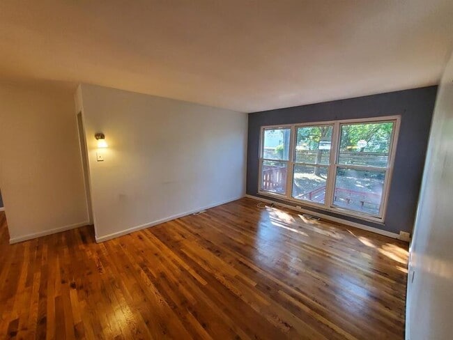 Building Photo - 2010 E Humes Ln