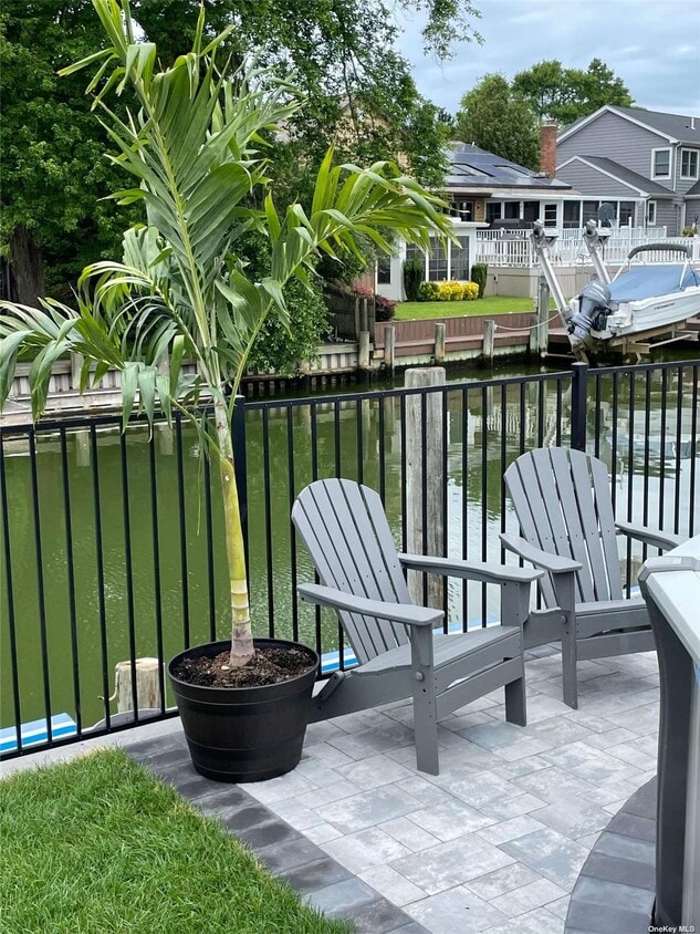 Primary Photo - 220 Bayview Ave