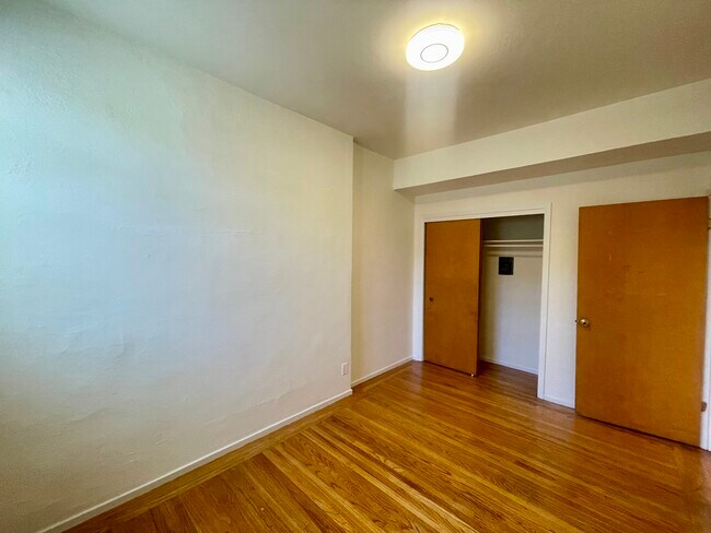 Building Photo - CHINATOWN - 2 Bedroom/ 1 Bathroom Apartmen...
