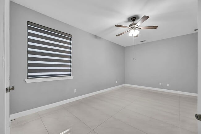 Building Photo - STUNNING 4 BEDROOM HOME! GREAT LOCATION!