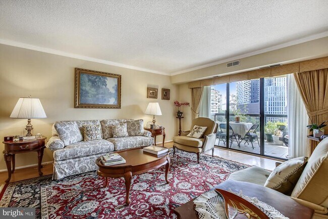 Foto del edificio - 8360 Greensboro Dr