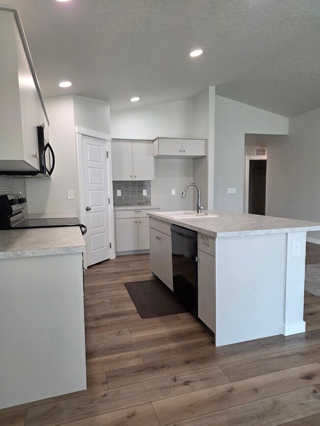 Building Photo - Like new 4 Bedroom Home
