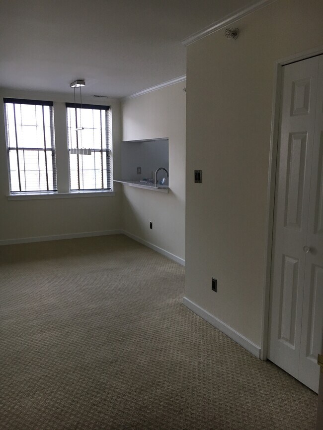 Building Photo - 104 Woodside Rd