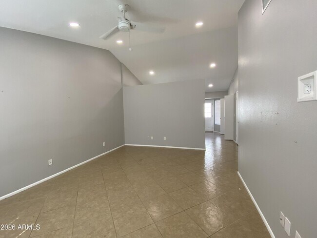 Foto del edificio - 1055 N Recker Rd