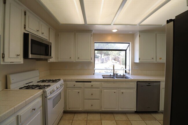 Foto del edificio - Orcutt Gem Available Now