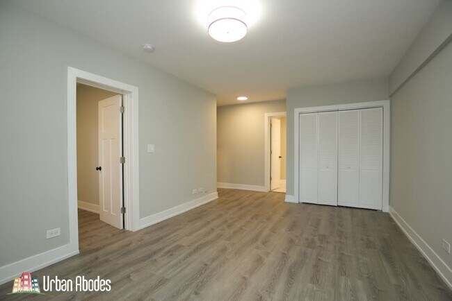 Building Photo - 535 W Belmont Ave