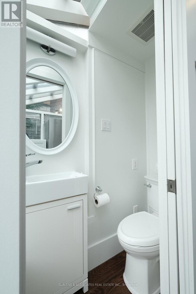 Photo du bâtiment - 456 Roehampton Ave