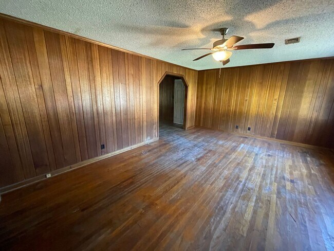 Foto del edificio - 1303 Warner now available for lease! 3 bed...