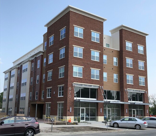 Building Photo - 620 S Dubuque St