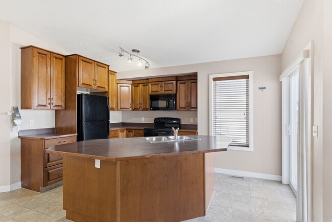 Building Photo - 84 Panora Cl NW