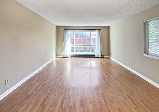 Foto del edificio - Spacious Condo next to Magnuson Park