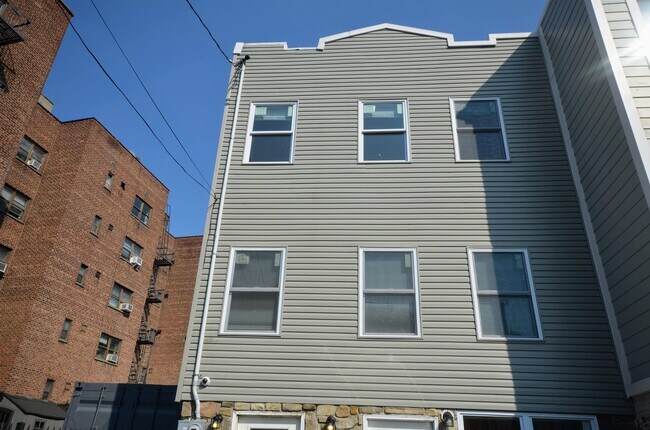Building Photo - 44 Van Reypen St